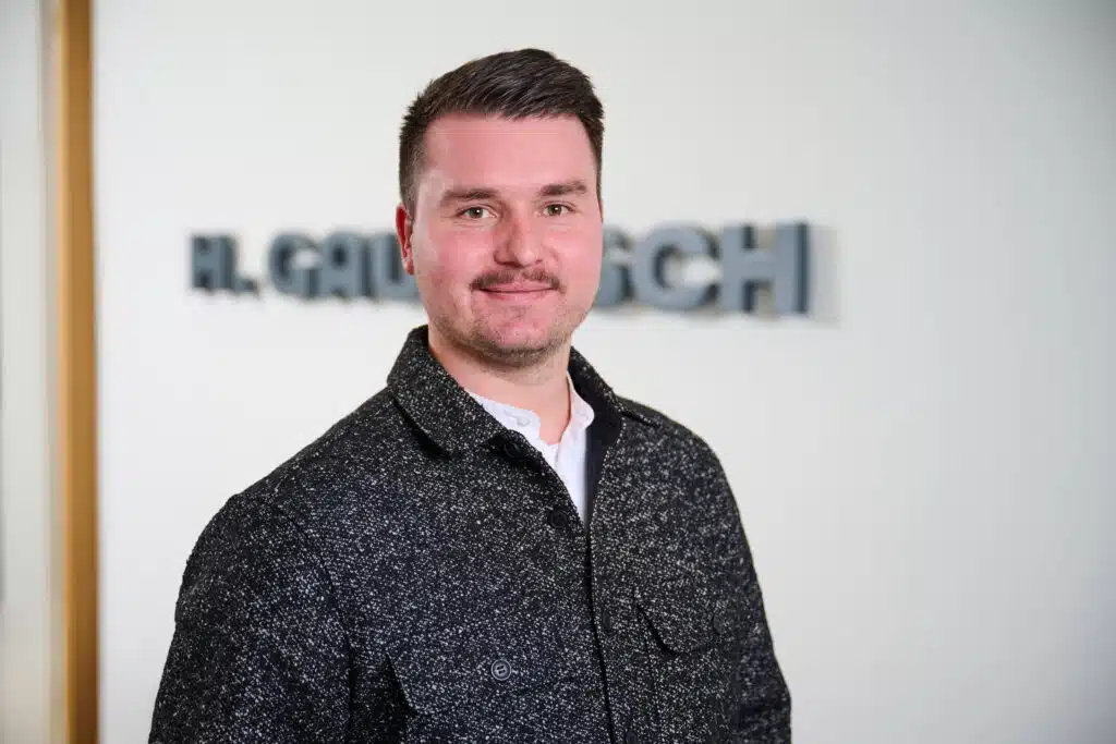 Portrait vom Recruiting Ansprechpartner Lukas Brüner, Mann in weißem Hemd und dunkler Jacke